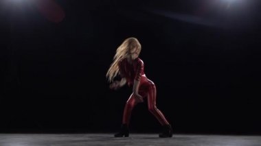 Bebek dansları caz funk. Siyah arka plan. Ağır çekim