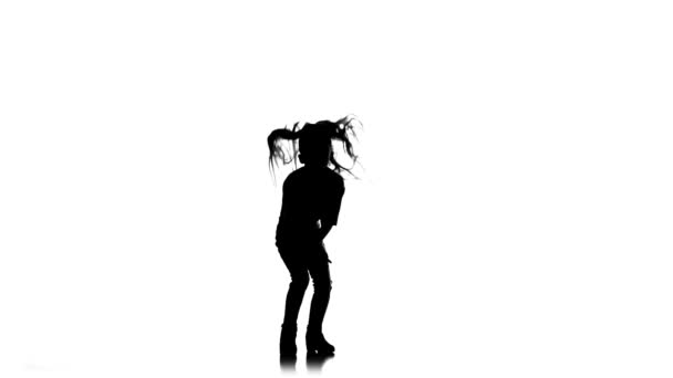 Μικρό παιδί κάνει ένα handstand στο στούντιο. Λευκό φόντο. Σιλουέτα. Αργή κίνηση — Αρχείο Βίντεο