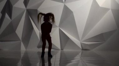 Bebek dansları caz funk. Siluet. Ağır çekim. Geometrik arka plan