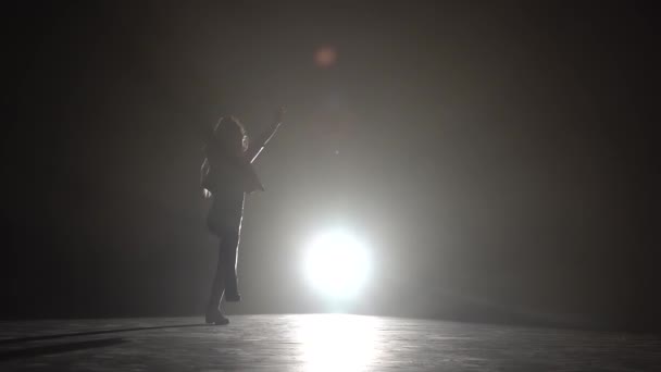 아이는 스튜디오에서 손으로 한다. 검은 연기 배경. 실루엣입니다. 뒤에 빛입니다. 슬로우 모션 — 비디오