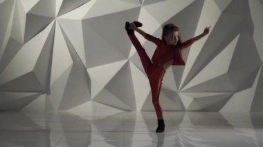 Bebek studio bacağını yükseltir. Geometrik arka plan