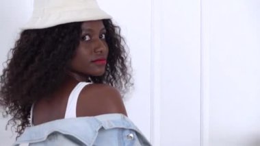 Afro-Amerikan kız model beyaz studio poz. Ağır çekim