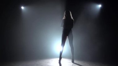 Model mayoyla poz. Ağır çekim. Siluet. Siyah duman arka plan