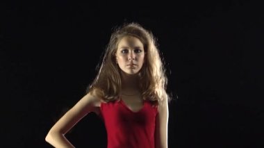 Kızlar kirletmek modellerdir. Siyah arka plan. Ağır çekim