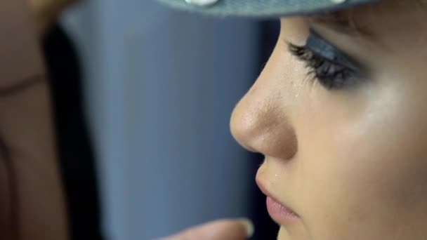 Makeup artist målar modellen med en borste. Närbild. Slow motion — Stockvideo