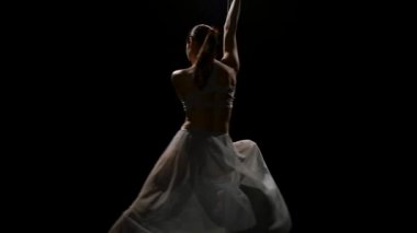 Pilon üzerinde şehvetli dans dans striptizci. Siyah arka plan. Ağır çekim