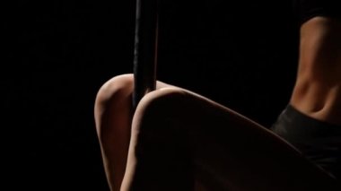 Kadın poledance kutup dans gece kulübünde. Siyah arka plan. Ağır çekim. Yakın çekim