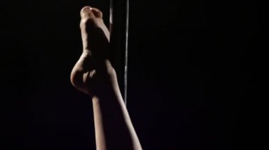 Dansçı bir stüdyoda kutup iplik. Siyah arka plan. Yakın çekim. Ağır çekim