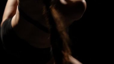 Bir gece kulübünde pilon üzerinde dans kız. Siyah arka plan. Ağır çekim. Yakın çekim