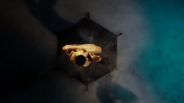 Pole gerçekleştiren bir kız duman o seksi bir striptizci olduğunu. Mavi duman arka plan. Ağır çekim. Üstten görünüm