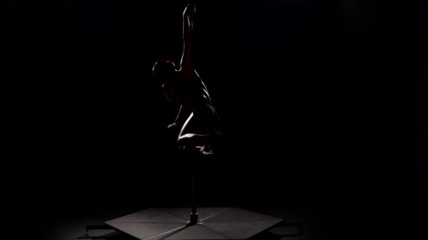 パイロンのダンスに官能的な。黒の背景。スローモーション。シルエット — ストック動画