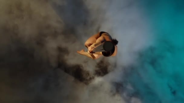 Женщина, танцующая у столба в дыму. Синий дым. Медленное движение. Вид сверху — стоковое видео