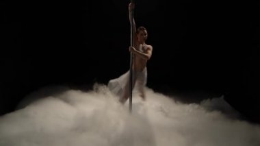 Şekil kadınla kutup dans ediyor. Siyah duman arka plan