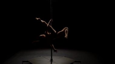 Pole dans güzel kız. Siyah arka plan. Siluet