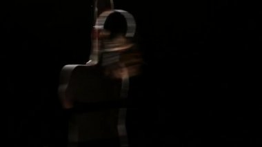 Pilon üzerinde şehvetli dans dans seksi kız. Siyah arka plan. Yakın çekim