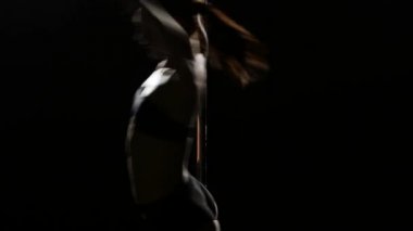 Kız kutubun iplik. Siyah arka plan. Siluet. Yakın çekim