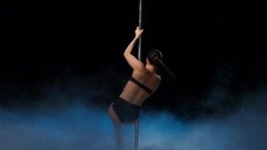 Kız dans erotik dans duman. Siyah duman arka plan