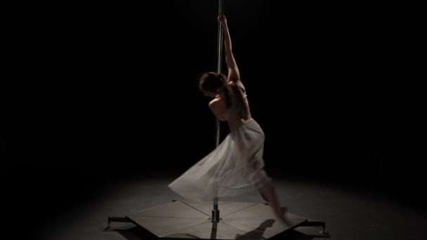 Sexy Mädchen tanzt sinnlichen Tanz auf dem Pylon. schwarzer Hintergrund — Stockvideo