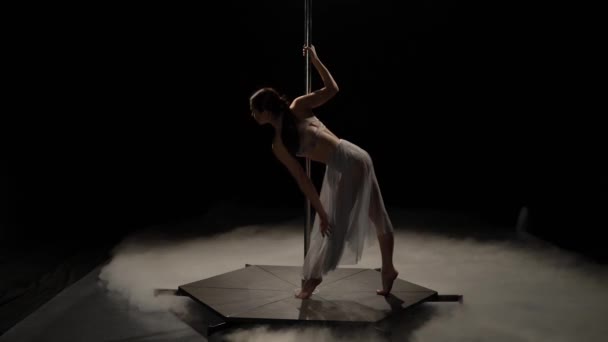 A pole dance tánc lány. Fekete füst háttér — Stock videók