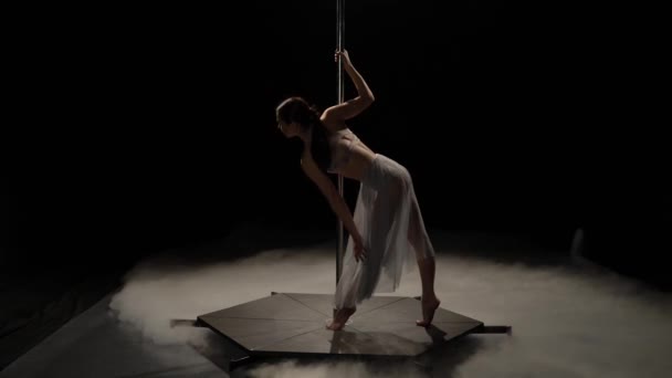 Ragazza che balla sulla pole dance. Nero sfondo fumo — Video Stock