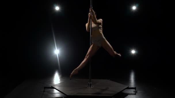 Pole dance dívka předení na tyči. Černé pozadí — Stock video