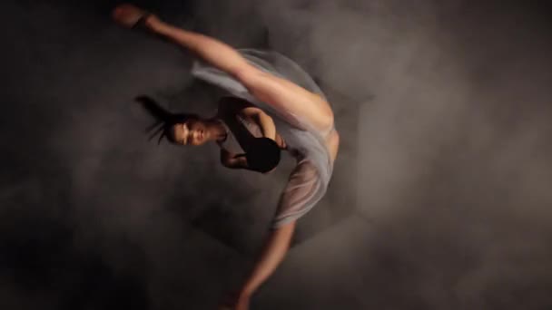 Chica bailando danza erótica en un club de striptease. Fondo de humo negro. Vista superior — Vídeos de Stock