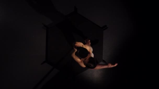 穿着内衣的舞者在电线杆上旋转。黑色背景。顶部视图 — 图库视频影像