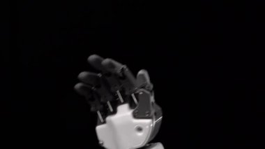 Robot el yakın veda sallıyor. Siyah arka plan. Yakın çekim. Ağır çekim