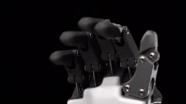 Robot el yakın bye sallıyor. Siyah arka plan. Yakın çekim. Ağır çekim
