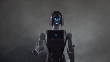Robot kendini çağrı. Siyah duman arka plan. Ağır çekim