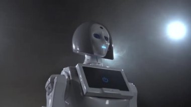 Robot kendini çağrı. Siyah duman arka plan. Yakın çekim. Ağır çekim