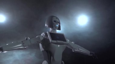 Robot ellerini yukarı yükseltir. Siyah duman arka plan. Yakın çekim. Ağır çekim