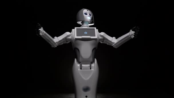 Robot provádí různé pohyby. Černé pozadí — Stock video