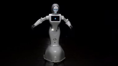 Robot karanlık bir odada hareket. Siyah arka plan
