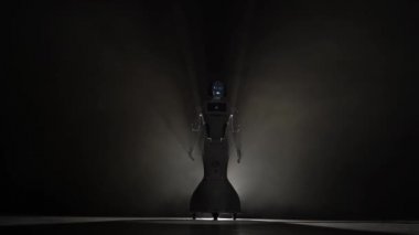 Robot karanlık oda ve dalgalar ortasında Merhaba bırakır. Siyah duman arka plan