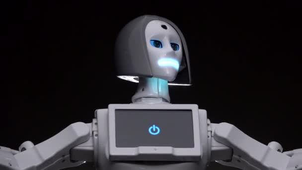 Roboter spricht und führt Bewegungen aus. schwarzer Hintergrund. Nahaufnahme — Stockvideo
