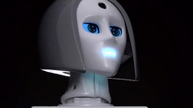 Rbot karanlık bir odada konuşuyor. Siyah arka plan. Yakın çekim