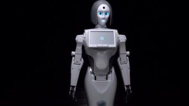 Robot dansları karanlık bir odada. Siyah arka plan