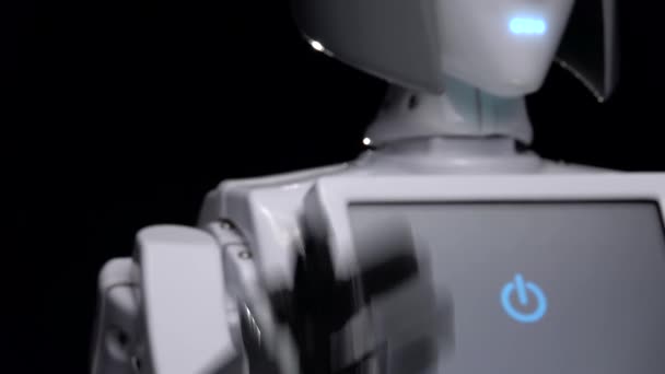Roboter ruft sich selbst zu. schwarzer Hintergrund. Nahaufnahme — Stockvideo