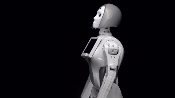 Roboter beugt sich vor. schwarzer Hintergrund. Seitenansicht — Stockvideo
