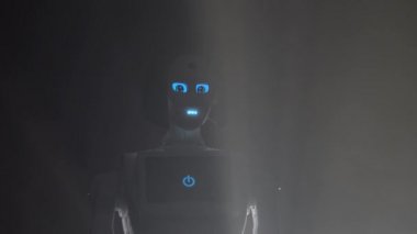 Robot karanlık odaya bırakır. Siyah duman arka plan. Yakın çekim