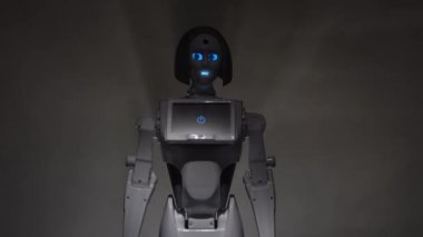 Robot el sallayarak veda. Siyah duman arka plan. Yakın çekim