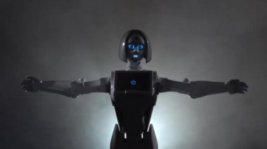 Robot eller yukarı. Siyah duman arka plan. Yakın çekim