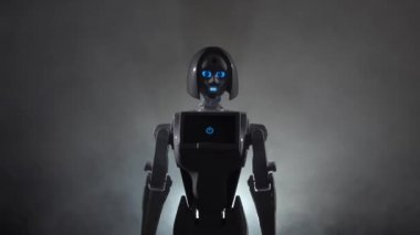 Robot bir karanlık Dumanlı odada duruyor ve ileri görünüyor. Siyah duman arka plan