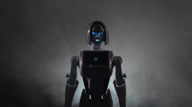 Robot çağrıları kendisi için. Siyah duman arka plan