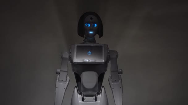 Robot el sallayarak veda. Siyah duman arka plan. Yakın çekim — Stok video