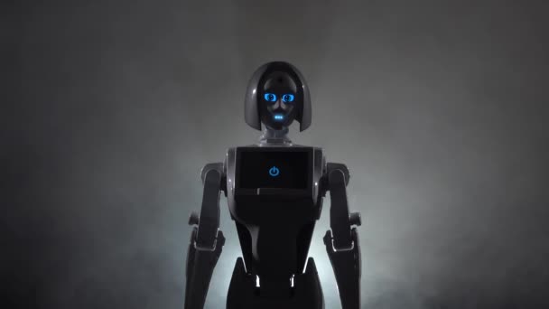 Robot si trova in una stanza buia fumosa e guarda avanti. Nero sfondo fumo — Video Stock