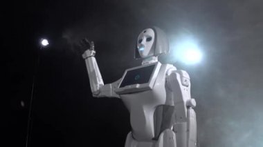 Robot el sallayarak veda. Siyah duman arka plan