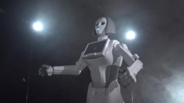 Robot hareket eder ve el jestleri. Siyah duman arka plan