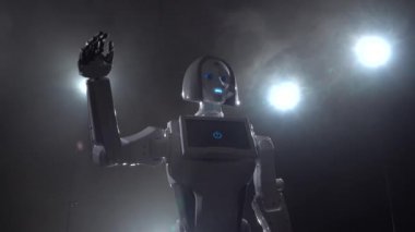 Robot el sallayarak güle güle. Siyah duman arka plan
